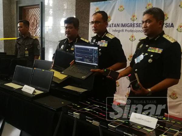 Khairul Dzaimee (dua dari kanan) menunjukkan barang rampasan hasil serbuan itu pada sidang media di JIM Putrajaya di sini hari ini.