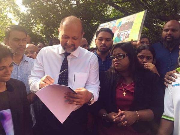 Gobind (tiga dari kiri) menerima memorandum daripada 50 wakil keluarga lima tahanan SOSMA di luar Parlimen hari ini. - Foto Facebook Gobind Singh Deo