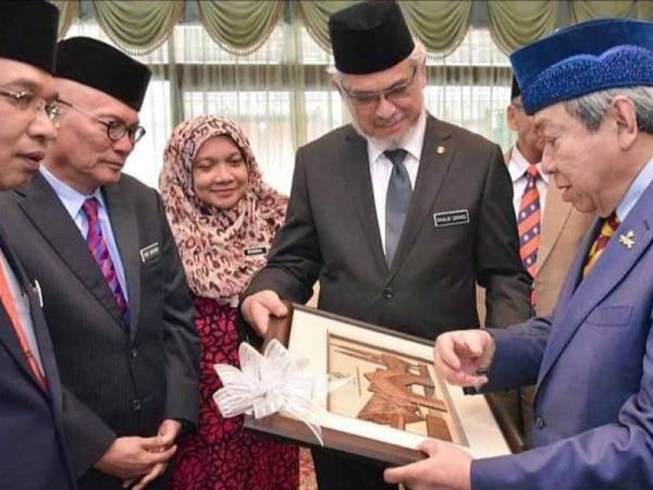 Sultan Sharafuddin (kanan) berkenan melihat pelan pembangunan Kampung Baru dipersembah Khalid bersama rombongan wakil PKB dan Datuk Bandar Kuala Lumpur di Istana Kayangan hari ini. - Foto FB Selangor Royal Office