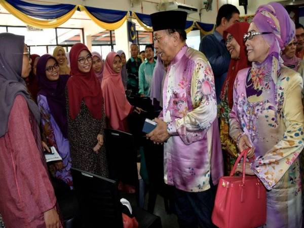 Rais (dua dari kanan) beramah mesra dengan bakal guru selepas merasmikan Wacana Ilmuan dan Seniman sempena Pertemuan Selat Melaka semalam. - Foto Bernama