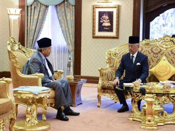 Sultan Abdullah berkenan menerima menghadap Dr Mahathir bagi Mesyuarat Pra-Kabinet Mingguan Kali Ke-30, yang bermula pada 8 pagi dan berlangsung selama 45 minit di Istana Melawati hari ini.- Foto Bernama