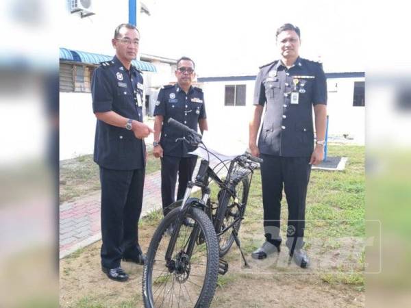 Nor Azmi (kiri) bersama pegawainya menunjukkan barangan dirampas pada sidang akhbar di IPD Sabak Bernam di sini hari ini.