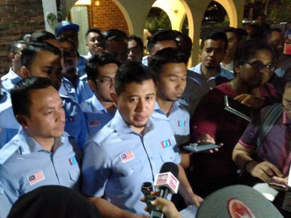 Mesyuarat yang diadakan di Rumah Pemuda pada Rabu lalu menyokong agar Mohamed Azmin merasmikan kongres sayap parti itu di Melaka pada 5 Disember ini.