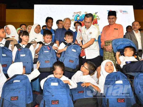 Pengerusi TNB, Tan Sri Leo Moggie bersama Ahli Parlimen Lembah Pantai, Ahmad Fahmi Mohamed Fadzil beramah mesra bersama pelajar pada Majlis Ceria Ke Sekolah sesi persekolahan 2020 di Ibu Pejabat TNB di Bangsar di sini hari ini.