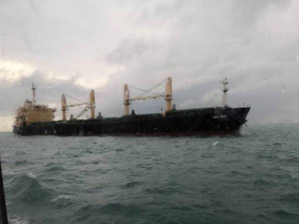 Sebuah kapal jenis 'bulk carrier' yang ditahan pada kedudukan 3.5 nautika Timur Tanjung Penyusop dekat Kota Tinggi semalam. - Foto APMM ZON MARITIM TANJUNG SEDILI