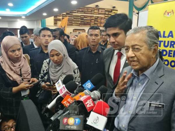 Perdana Menteri, Tun Dr Mahathir Mohamad ketika sidang media selepas menyampaikan ucaptama Konvensyen Alumni Malaysia Future Leaders School (MFLS) di Universiti Kebangsaan Malaysia (UKM) di sini hari ini.