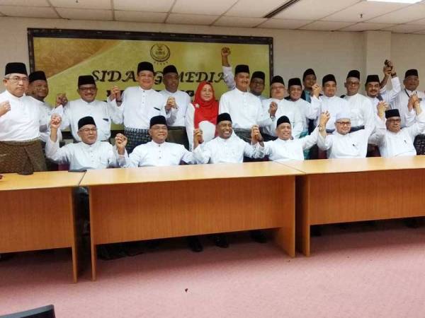 Saarani (duduk, dua dari kanan) bersama ADUN-ADUN pembangkang ketika sidang media selepas berakhirnya sidang DUN Perak hari ini.