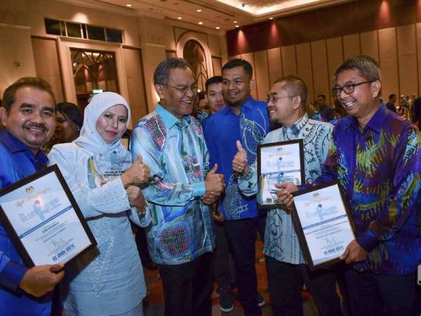 Dr Dzulkefly (tiga dari kiri) beramah mesra bersama penerima Anugerah dan Pengiktirafan kempen Blue Ribbon 2019 malam ini. - Foto Bernama