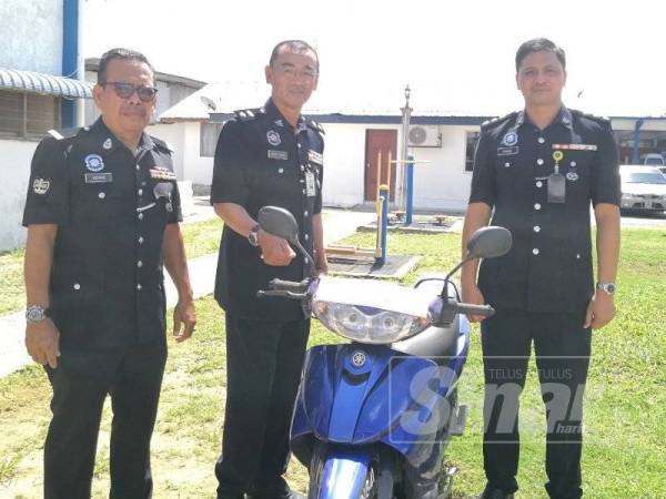 Nor Azmi (tengah) bersama pegawainya menunjukkan barang dirampas pada sidang akhbar di IPD Sabak Bernam di sini hari ini.