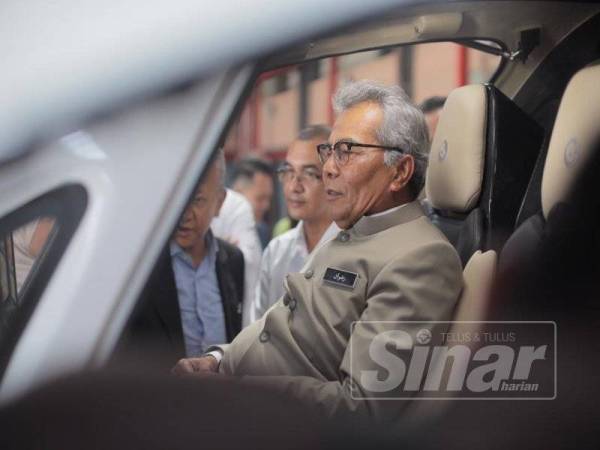 Redzuan tidak melepaskan peluang untuk masuk dan merasai pengalaman berada dalam kereta terbang di Subang baru-baru ini.