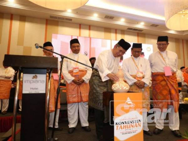 Salahuddin menyempurnakan perasmian Konvensyen Amanah Perak di Hotel Impiana di sini hari ini.