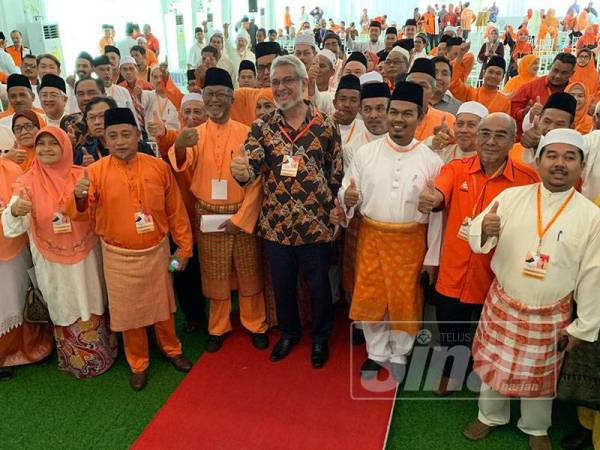 Khalid (tengah) bersama kepimpinan Amanah Kelantan.