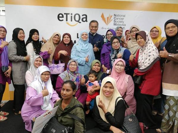 Menteri Kesihatan, Datuk Seri Dr Dzulkefly Ahmad bersama penduduk yang hadir jalani pemeriksaan kesihatan pada Program Mamogram Percuma Etiqa Fasa 3 di Bangunan NCSM, di Kuala Lumpur hari ini.