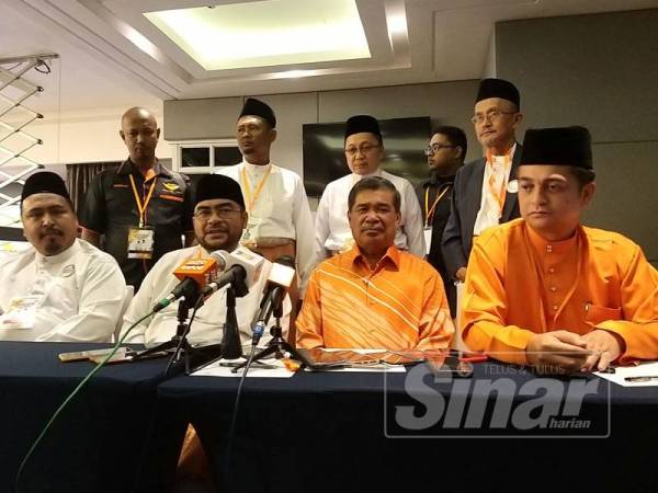 Mujahid (duduk, dua dari kiri) dan Mohamad pada sidang akhbar selepas perasmian Konvensyen Amanah Pulau Pinang ke-4 2019 tadi.