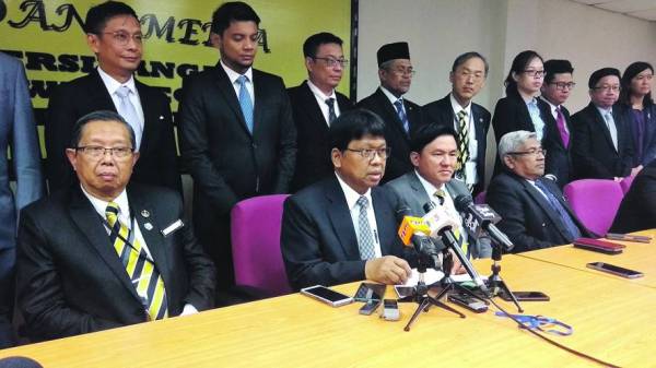 Asmuni (duduk, dua dari kiri) pada sidang media bersama Exco dan wakil rakyat PH di Ipoh semalam.