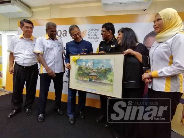 Dr Dzulkefly (tiga dari kiri) sewaktu menerima cenderahati pada Program Mamogram Percuma Etiqa Fasa Tiga di Bangunan NCSM, Kuala Lumpur hari ini.