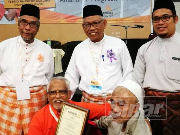 Mahfuz menyampaikan Anugerah Tokoh Amanah kepada aktivis, Zamhuri Abu Tahir pada Konvensyen Amanah Wilayah Persekutuan kali ke-4 2019 di Dewan Rumah Kelab Alumni UM, Jalan Susur Damansara hari ini.