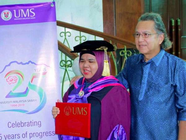 Juraidah Manggul yang pernah hilang ingatan selama tiga bulan akibat serangan angin ahmar, berjaya menerima segulung Ijazah Doktor Falsafah sempena majlis konvokesyen Universiti Malaysia Sabah (UMS) di Dewan Canselori UMS, semalam. - Foto Bernama