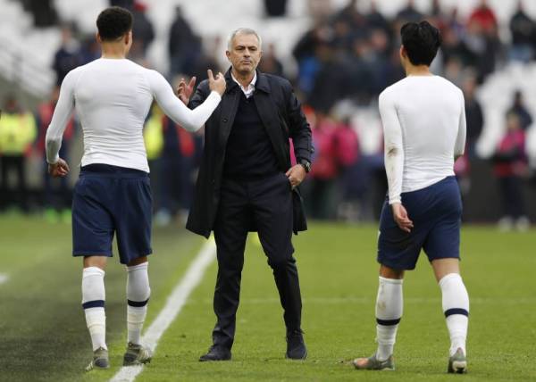 Mourinho meraikan kejayaan pemain-pemain Tottenham menewaskan West Ham United di Stadium London sebentar tadi. 