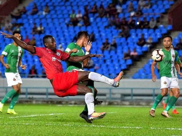 Pemain import Sarawak, Hudson Dias De Jesus diasak pemain Kuching FA pada aksi di Stadium Sarawak, Petra Jaya hari ini. - Foto Bernama