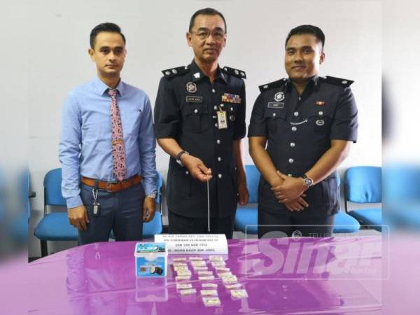 Nor Azmi (tengah) bersama pegawainya menunjukkan barangan dirampas pada sidang media di IPD Sabak Bernam hari ini.