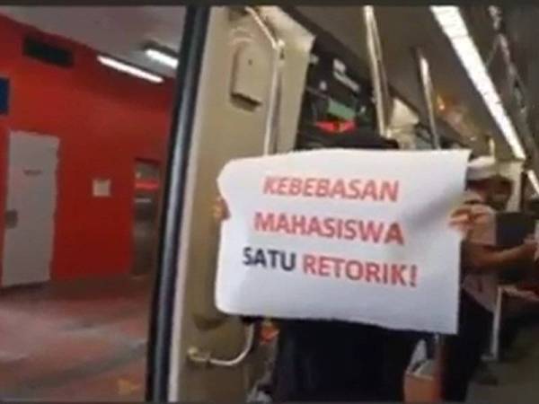 Antara paparan klip video yang tular sebelum ini menyaksikan beberapa individu mengangkat plakad mengenai kebebasan mahasiswa dan mengutuk kerajaan.