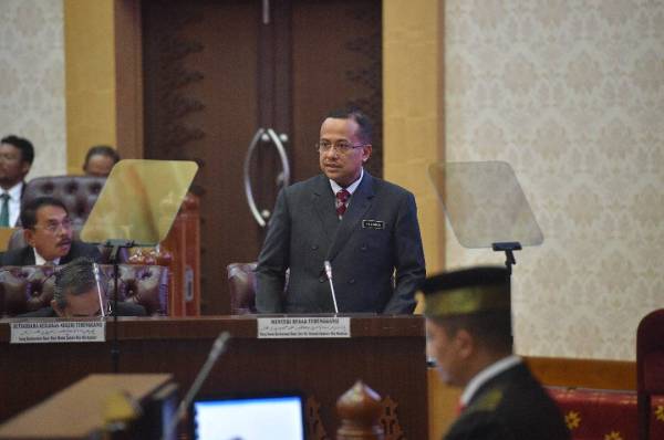 Ahmad Samsuri ketika membentangkan Belanjawan Terengganu 2020 di Wisma Darul Iman semalam. Foto Urus Setia Penerangan Darul Iman