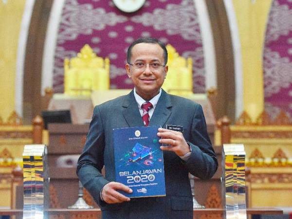 Ahmad Samsuri bersama buku Belanjawan Terengganu 2020 sebelum membentangkannya di Wisma Darul Iman hari ini. - Foto Urus setia Penerangan Darul Iman