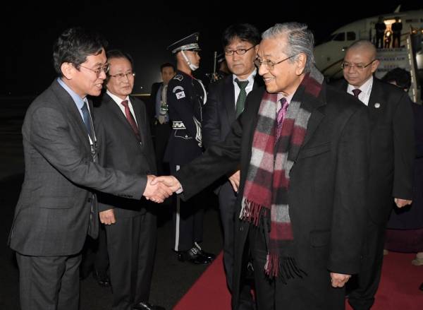 Dr Mahathir tiba di Pangkalan Udara Gimhae Busan hari ini untuk menghadiri Sidang Kemuncak Peringatan ASEAN-Korea Selatan 2019. -Foto Bernama