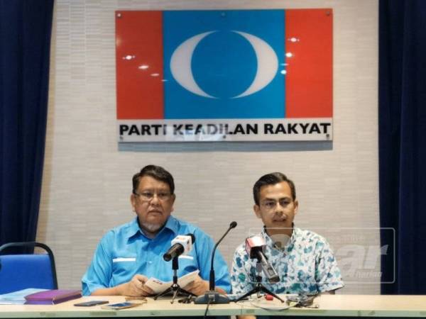 Ahmad (kiri) dan Fahmi mengumumkan keputusan MPP berhubung salah laku rasuah dua ahli PKR Pahang pada sidang media di sini hari ini.