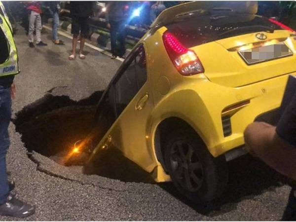 Keadaan Perodua Myvi yang terperosok ke dalam lubang akibat tanah mendap di Jalan Maharajalela malam tadi.