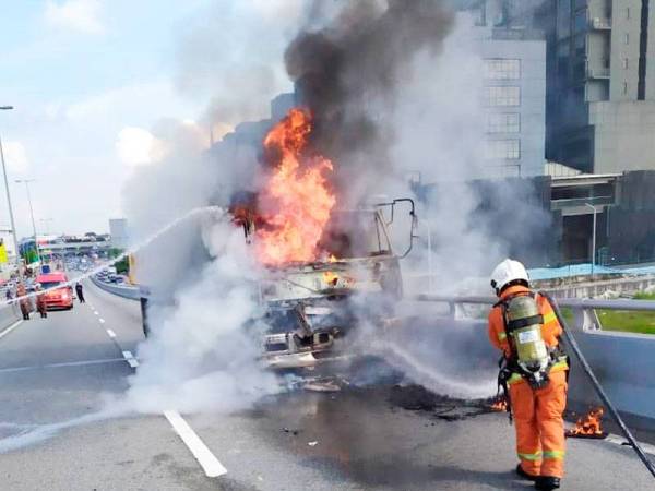 Anggota bomba memadamkan kebakaran melibatkan sebuah lori berhampiran Jambatan Motorola di sini pagi tadi