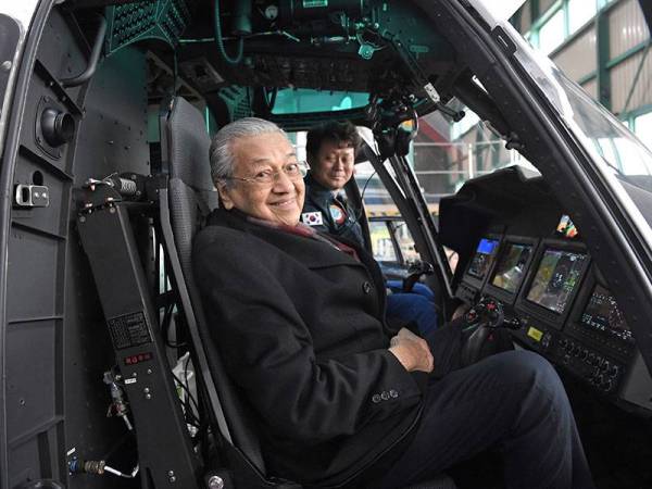 Dr Mahathir menaiki Korea Coast Guard ketika membuat lawatan ke Korea Aerospace Industry (KAI) sempena lawatan kerja ke Sidang Kemuncak Peringatan ASEAN-Korea Selatan 2019 hari ini. - Foto Bernama