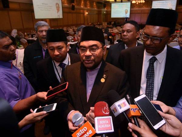 Mujahid menjawab pertanyaan media selepas Majlis Perasmian Simposium Wakaf Negeri Pulau Pinang Satu Evolusi hari ini. - Foto Bernama