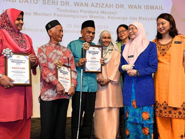 Dr Wan Azizah (dua dari kanan) yberamah mesra bersama penerima anugerah pada Majlis Pelancaran Deklarasi Keluarga Malaysia di Pusat Inovasi dan Kreativiti Global Malaysia (MAGiC) hari ini. - Foto Bernama