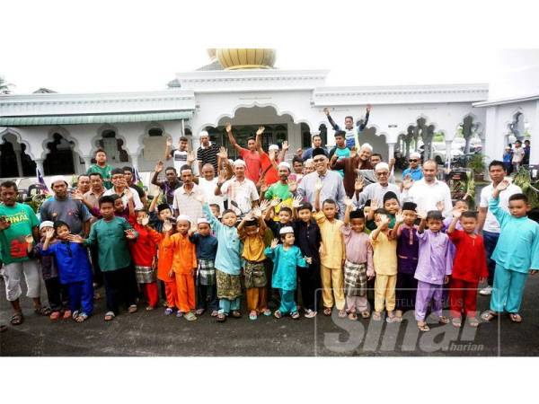 Dr Ismail (barisan kedua, empat dari kanan) bergambar bersama peserta pada Program Khatan Perdana di Masjid Maarif Kampung Huma, Mukim Padang Hang, Alor Setar hari ini.