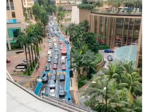 Kesesakan lalu lintas berlaku gara-gara paip pecah berhampiran Aquaria KLCC tadi.