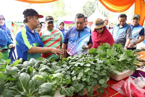 Datuk Bandar Shah Alam Datuk Haris Kasim melawat booth-booth pameran di Hari Kebun Komuniti Peringkat MBSA 2019.