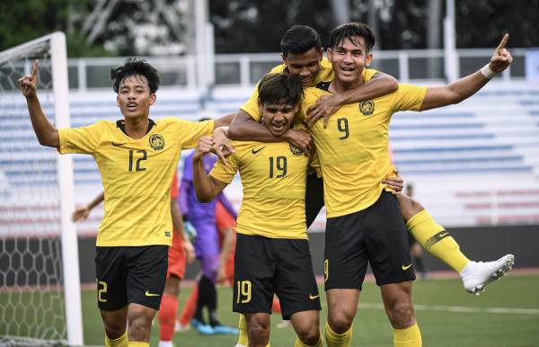 Hadi Fayyadh (kanan) meraikan gol jaringannya bersama rakan-rakan sepasukannya ketika menentang Myanmar di Stadium Memorial Rizal.