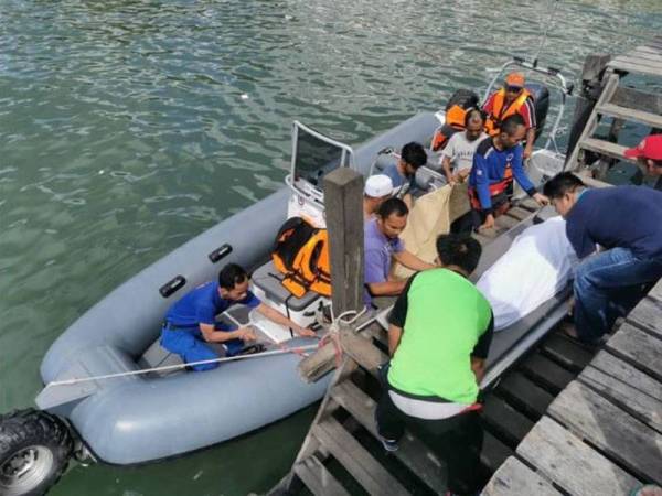 Jenazah dibawa menggunakan bot APM untuk kepulauan di Sandakan. - Foto Abam Botak