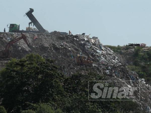 Nelayan mendakwa kawasan perairan turut tercemar akibat tambakan di tapak pembuangan sampah. Foto Sinar Harian ZAHID IZZANI