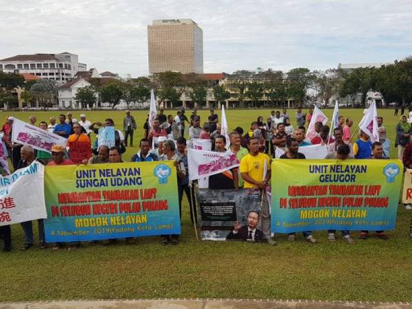 Nelayan di Pulau Pinang berhimpun di Padang Kota Lama semepena Hari Solidariti Nelayan bagi membantah projek tambak laut di selatan Pulau Pinang (PSR) baru-baru ini.