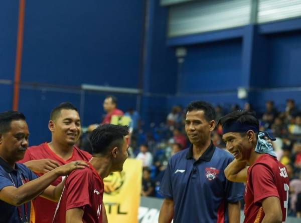 
Ahmad Jais (dua, kanan) yakin regu Tigris mampu menghasilkan keputusan positif pada saingan Piala Juara-Juara Liga Sepaktakraw STL.