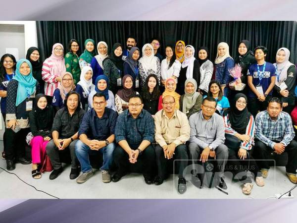 Azahar (depan, empat dari kanan) bersama peserta dan pelajar yang mengikuti Program Media Industry Engagement di Universiti Utara Malaysia, Sintok, semalam.