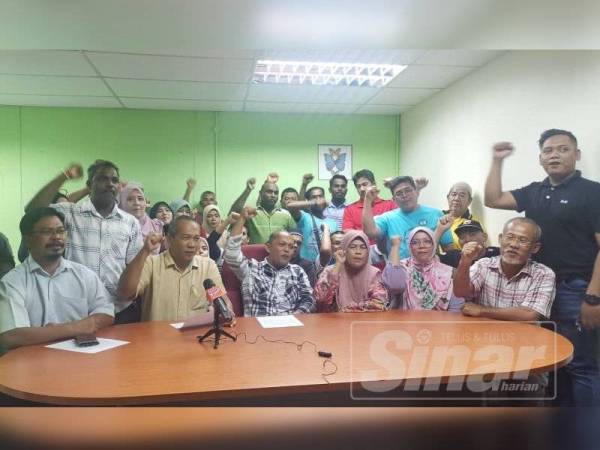 Albakri (depan, tiga dari kiri) bersama Jefri (depan, dua dari kiri) bersama sebahagian ahli yang hadir pada sidang akhbar di Pejabat Persatuan Penggerak Muafakat Pahang di sini malam tadi.