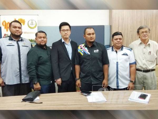 Chuan How (tiga dari kanan) bersama-sama penggiat sukan angkat berat yang mengadakan sidang media di Bangunan Perak Darul Ridzuan hari ini.