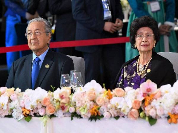 Perdana Menteri, Tun Dr Mahathir Mohamad dan Isteri Tun Dr Siti Hasmah Mohd Ali pada Majlis Makan Malam ('Welcoming Dinner) sempena Sidang Kemuncak Peringatan ASEAN- Korean Selatan 2019. - Foto Bernama
