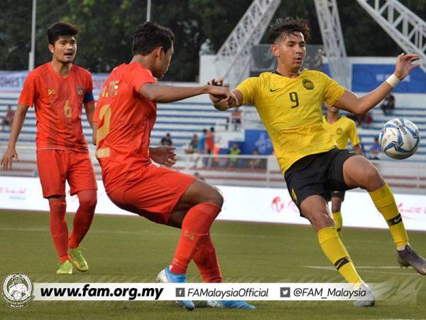 Hadi Fayyadh (kanan) dijangka menjadi sandaran skuad B-22 negara bagi menggempur kubu Filipina Jumaat ini. - Foto FAM