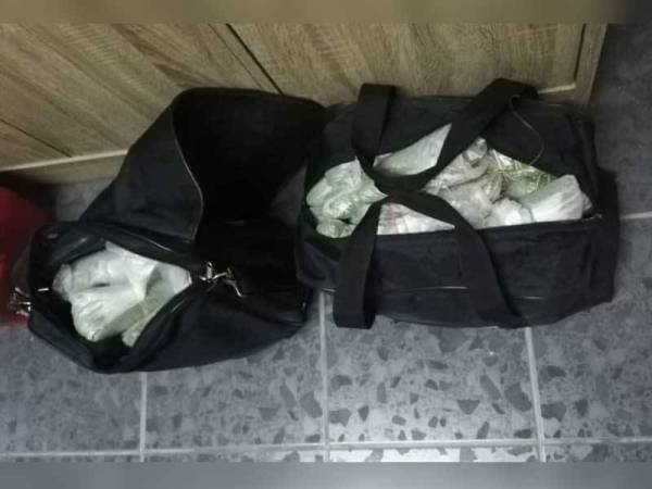 Sebanyak 10 kg daun ketum bernilai RM1,500 dirampas dalam dua beg hitam, berhampiran pintu pagar Malaysia-Thailand.