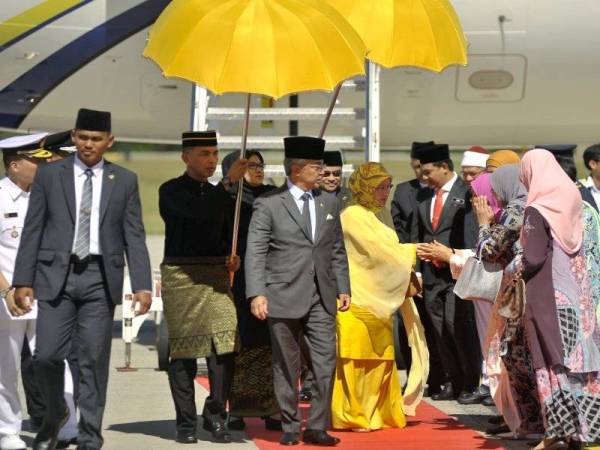 Al-Sultan Abdullah dan Tunku Azizah berkenan berangkat tiba dengan pesawat khas di Lapangan Terbang Labuan hari ini. - Foto Bernama